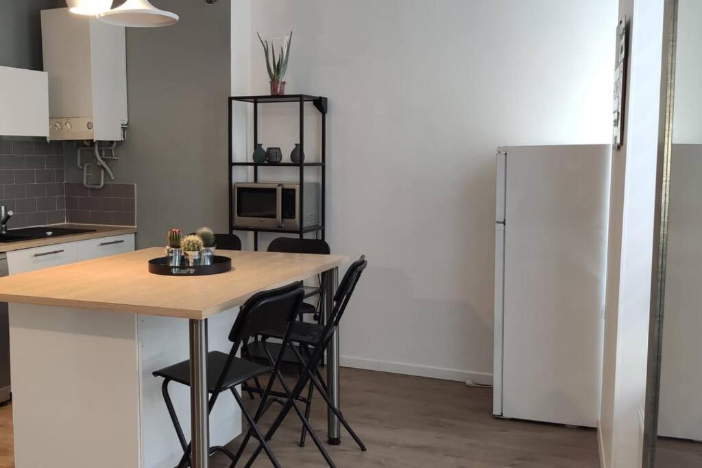 Logement 5 Personnes Proche Cv Et Parking Prive Apartment Saint-Etienne  Exterior photo